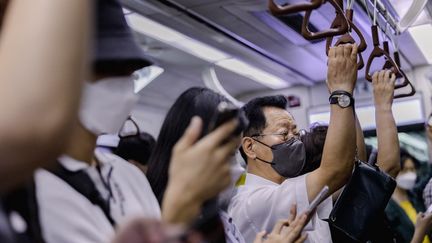 Des passagers dans un métro à Séoul, en Corée, le 10 août 2022. (GERMAIN HAZARD / DDPI via AFP)