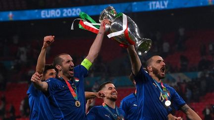 Giorgio Chiellini et Leonardo Bonucci soulèvent fièrement leur premier trophée avec la sélection italienne. (LAURENCE GRIFFITHS / POOL)