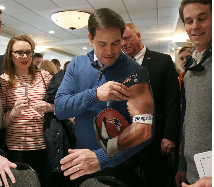 Marco Rubio durant sa campagne à Atkinson, dans l'Etat du New Hampshire (Etats-Unis), le 3 janvier 2016. (MARY SCHWALM / AP / SIPA)