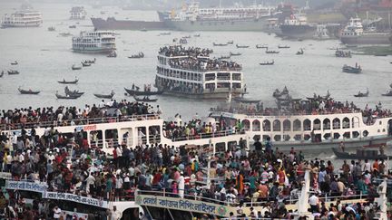 Embouteillages de bateaux bond&eacute;s sur la rivi&egrave;re Buriganda &agrave; Dhaka (Bangladesh) &agrave; l'occasion de&nbsp;l'A&iuml;d al-Adha (la f&ecirc;te du sacrifice), le 25 octobre 2012. (ANDREW BIRAJ / REUTERS)