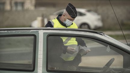 Un gendarme contrôle un automobiliste dans l'Aude, le 15 novembre 2020. (IDRISS BIGOU-GILLES / HANS LUCAS / AFP)