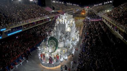 Un char de l'école Salguero défile dans le "sambadrome" de Rio de Janeiro, le 22 avril 2022. (MAURO PIMENTEL / AFP)