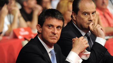 Manuel Valls, alors Premier ministre, et Jean-Christophe Cambadélis, le premier secrétaire du PS, lors du 77e congrès du parti, le 7 juin 2015, à Poitiers (Vienne). (MEHDI FEDOUACH / AFP)