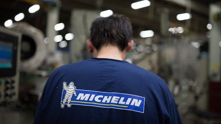 Un employé de Michelin porte un tee-shirt avec le logo du groupe, à La Roche-Sur-Yon (Vendée), le 5 novembre 2024. (JEAN-SEBASTIEN EVRARD / AFP)