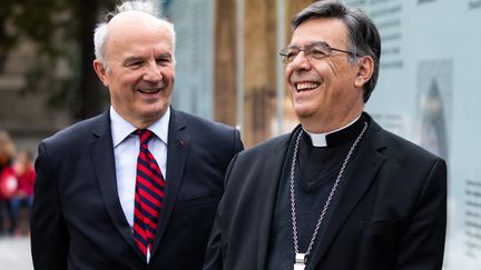 Le général Jean-Louis Georgelin, chef des opérations de la reconstruction de Notre-Dame (à gauche) et l'archevêque de Paris Mgr Michel Aupetit (à droite) inaugurent une exposition de dessins d'enfants devant la cathédrale (16 juin 2020) (ALEXIS SCIARD  / MAXPPP)