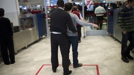 Contr&ocirc;le de s&eacute;curit&eacute; &agrave; l'a&eacute;roport Roissy Charles-de-Gaulle, le 3 d&eacute;cembre 2012. (FRED DUFOUR / AFP)