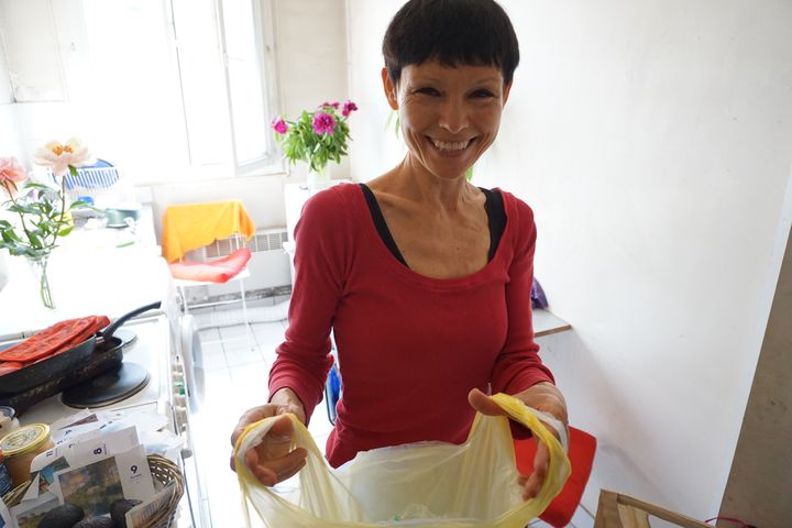 Eva Voescher, ma voisine du 4e &eacute;tage, me montre comment elle trie ses d&eacute;chets, le 11 juin 2015. (JULIE RASPLUS / FRANCETV INFO)