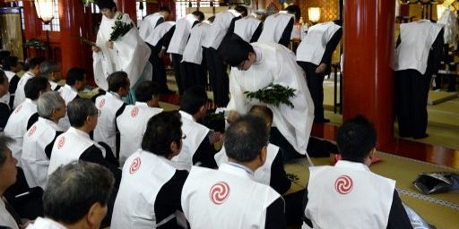 Des travailleurs japonais prient dans le temple tokyoïte de Kanda pour que le business soit bon en 2013. (AFP PHOTO / TOSHIFUMI KITAMURA )