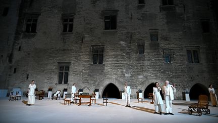 Des acteurs jouent dans la Cour d'honneur du Palais des Papes, le 2 juillet 2019 à Avignon (Vaucluse). (GERARD JULIEN / AFP)