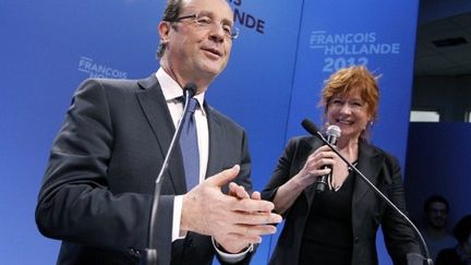 François Hollande avec l'actrice Eva Darlan, le 2 mars à son QG de campagne (PATRICK KOVARIK / AFP)