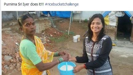 Capture d'&eacute;cran d'une photo partag&eacute;e par la page Facebook du "Rice Bucket Challenge", le 24 ao&ucirc;t 2014. (RICE BUCKET CHALLENGE / FACEBOOK / FRANCETV INFO)