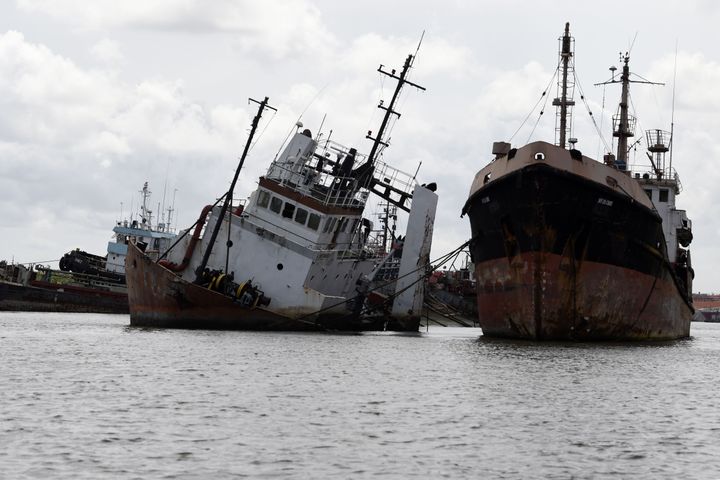 Repaire de toutes les mafias, le cimetière à bateaux de Lagos est aussi une plaie ouverte pour l'environnement. Des produits toxiques en tous genres s'échappent des carcasses rouillées : plomb, huile de moteur, carburants de propulsion, etc. (PIUS UTOMI EKPEI / AFP)