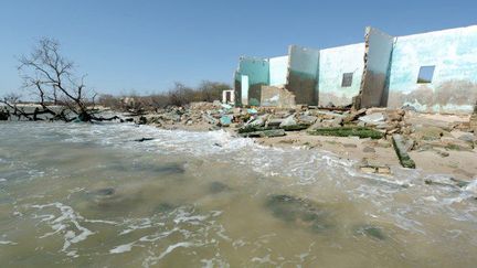 Maisons détruites par la montée du niveau de la mer près de Saint-Louis du Sénégal. Photo prise le 7 mai 2013. (SEYLLOU / AFP)