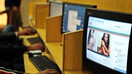 Un cyber-caf&eacute; &agrave; Islamabad (Pakistan), le 5 d&eacute;cembre 2011. (FAROOQ NAEEM / AFP)