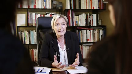 La pr&eacute;sidente du Front national, le 16 avril 2015, dans son bureau, au si&egrave;ge du FN, &agrave; Nanterre (Hauts-de-Seine).&nbsp; (CHARLES PLATIAU / REUTERS)