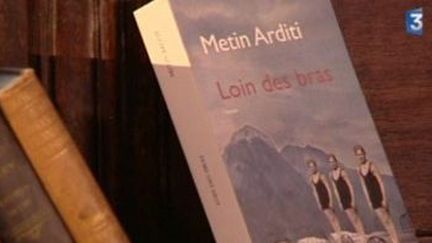 &quot;Loin des bras&quot; de Metin Arditi
 (Culturebox)