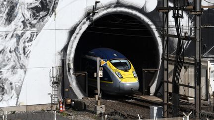 A Eurostar train leaves the Channel Tunnel, in Coquelles (Pas-de-Calais), July 4, 2019. (DENIS CHARLET / AFP)