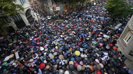 &nbsp; (Des milliers d'Argentins ont participé, sous la pluie, à la marche en hommage au procureur Nisman © Reuters-)