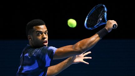 Giovanni Mpetshi Perricard lors de la finale de l'ATP 500 de Bâle contre Ben Shelton, à Bâle (Suisse), le 25 octobre 2024. (FABRICE COFFRINI / AFP)