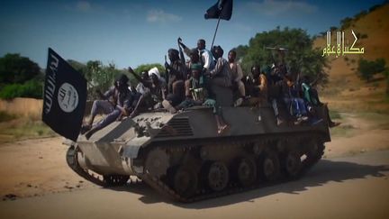 Une vid&eacute;o diffus&eacute;e le 9 novembre 2014 sur internet montre des combattants islamistes de Boko Haram, qui paradent dans une ville non-identif&eacute;e du Nigeria. ( BOKO HARAM / AFP)