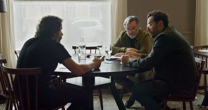 De gauche à droite : Léo, Michel et César Troigros en train d'élaborer les menus de leurs différents restaurants, au printemps 2022. (METEORE FILMS)