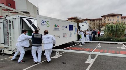 L'unité mobile du Centre de réponse à la catastrophe du CHU de Toulouse, le 8 novembre 2020. (STEPHANE IGLESIS / FRANCE INFO / RADIO FRANCE)