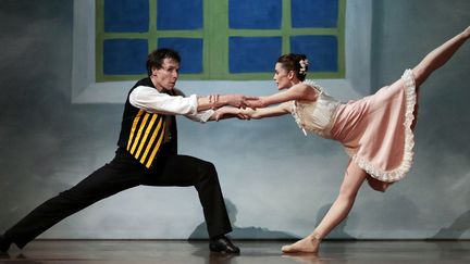 Nicolas Le Riche et Aurélie Dupont répètent "Mademoiselle Julie" (chorégraphie de Birgit Cullberg) le 20 février 2014 à l'Opéra Garnier, à Paris.
 (Jacques Demarthon / AFP)