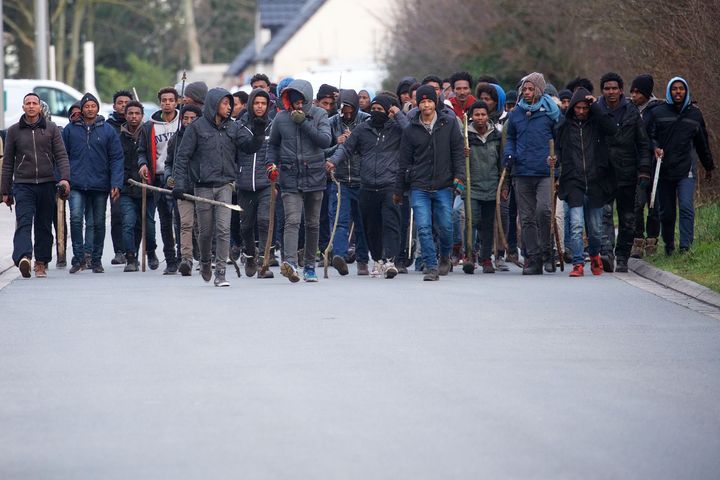 Des migrants, pour certains armés de barre de fer et de bâtons, le 1er février 2018 à Calais (Pas-de-Calais). (MAXPPP)