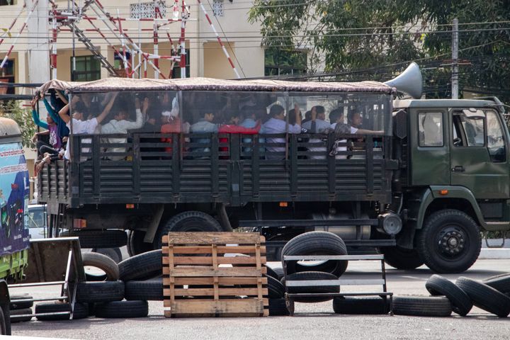 Des manifestants arrêtés et emmenés par l'armée lors d'une manifestation contre le coup d'Etat militaire, le 3 mars 2021 à Rangoun (Birmanie).&nbsp; (SOPA IMAGES / LIGHTROCKET / GETTY IMAGES)