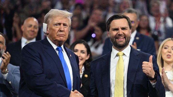 Donald Trump et J.D. Vance à la convention nationale du Parti républicain à Milwaukee, dans le Wisconsin, le 16 juillet 2024. (JIM WATSON / AFP)