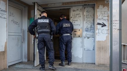 Illustrative image of two police officers at the foot of a building in the town of Chenove (Côte d'Or), September 30, 2022. (ARNAUD FINISTRE / HANS LUCAS / AFP)