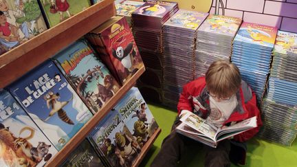 Un enfant lit une BD au 25e salon du livre et de la presse jeunesse de Montreuil,&nbsp;le 25 novembre 2009. (FRANCOIS GUILLOT / AFP)