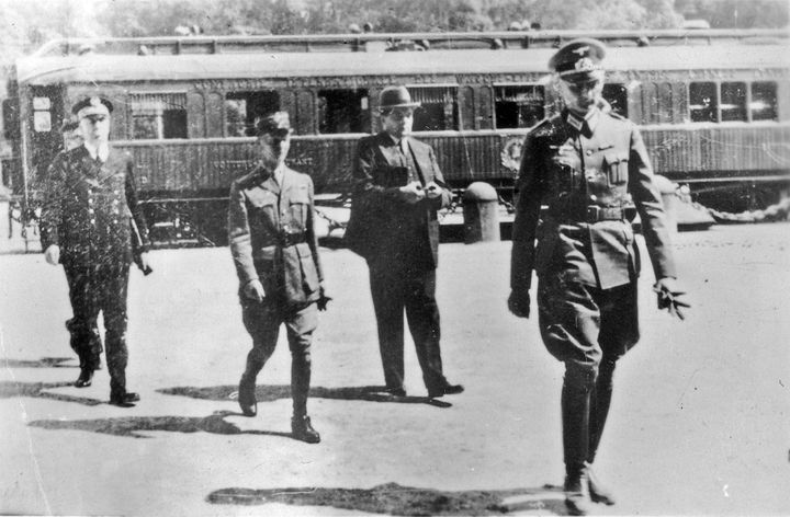 Le général Charles&nbsp;Huntziger&nbsp;s'éloignant du wagon où il vient de signer l'armistice au nom de la France, le 22 juin 1940 à Compiègne (Oise). (PATRICK KOVACS / X02757 / AFP)