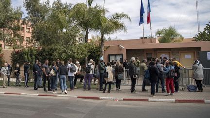 Des Français bloqués au Maroc en pleine crise du coronavirus font la queue devant le consulat de France à Marrakech, le 17 mars 2020.&nbsp; (FADEL SENNA / AFP)