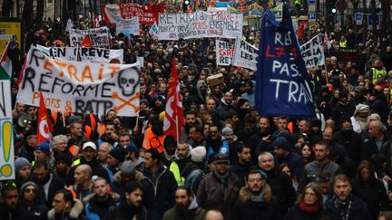 Manifestation contre la réforme des retraites, à l'appel de la CGT et rejointe par des "gilets jaunes", à Paris, le 28 décembre 2019. (MAXPPP)