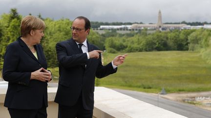 Angela Merkel et François Hollande discutent lors des commémorations du centenaire de la bataille de Verdun, le 29 mai 2016, à Verdun (Meuse). (PHILIPPE WOJAZER / REUTERS)