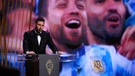 Lionel Messi a remporté son septième Ballon d'or, lundi 29 novembre.&nbsp; (FRANCK FIFE / AFP)