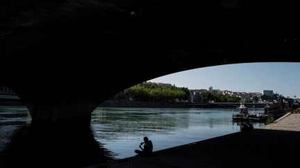 Un pont sur le Rhône, à Lyon, le 25 juin 2020. (JEFF PACHOUD / AFP)