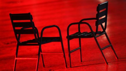 Deux chaises vides sur le tapis rouge du Festival de Cannes (VALERY HACHE / AFP)