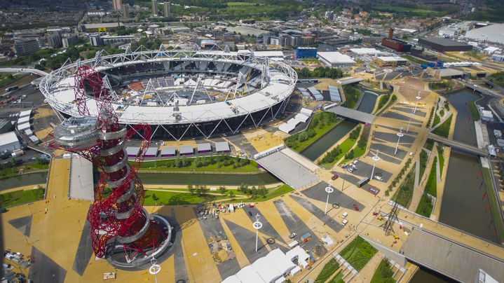 Le stade olympique de Londres et la tour Arcelor-Mittal.&nbsp; (JASON HAWKES / GETTY IMAGES EUROPE)