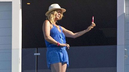 La comédienne et mannequin Rachel Hunter en pleine séance de "selfie"
 (Simon Runting/REX/REX/SIPA)