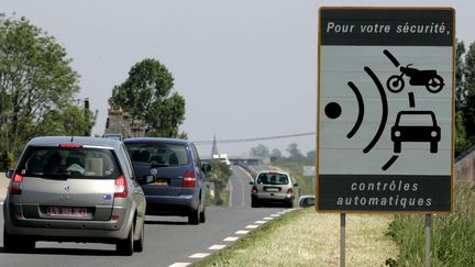 Un panneau avertissant de la pr&eacute;sence d'un radar fixe sur la commune de Loucelles (Calvados), le 23 mai 2007. (MAXPPP)