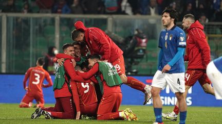 Les Macédoniens célèbrent&nbsp;leur victoire face à l'Italie, le 24 mars 2022, lors des barrages de qualification à la Coupe du monde. (GABRIELE MARICCHIOLO / NURPHOTO)