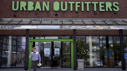 Un client quitte un magasin Urban Outfitters de Denver (Etats-Unis), le 14 mai 2015. (RICK WILKING / REUTERS)