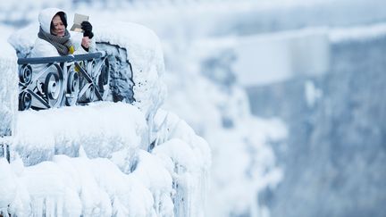 Une touriste photographie les chutes&nbsp;du Niagara à la frontière entre les Etats-Unis et le Canada, le 3 janvier 2018.&nbsp; (AARON LYNETT / REUTERS)