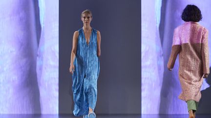 Le mannequin britannique Kelly Knox, née sans avant-bras gauche, a défilé dans une longue robe bleue pour Teatum Jones, profitant de la Fashion Week pour lancer un message pour la diversité sur les podiums. "Je suis née dans ce corps pour une raison", a-t-elle tweeté: "Faire tomber les barrières".
	 
 (NIKLAS HALLE&#039;N / AFP)