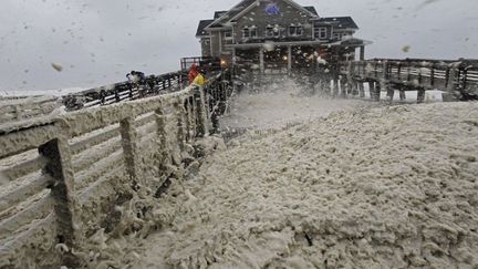 Un sp&eacute;cialiste de la m&eacute;t&eacute;o du "Washington Post" a admis n'avoir "jamais vu" pareilles pr&eacute;visions concernant l'ouragan Sandy. "On entre l&agrave; dans un terrain inconnu", a-t-il ajout&eacute; le 28 octobre 2012. (GERRY BROOME / AP / SIPA )