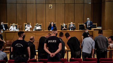 La police monte la garde lors du procès&nbsp;d'Aube dorée pour le meurtre du chanteur Pavlos Fyssas, le 7 octobre 2020,&nbsp;à Athènes. (LOUISA GOULIAMAKI / AFP)