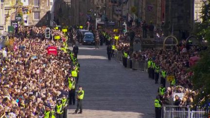 Mort d’Elizabeth II : des milliers d’Écossais viennent rendre hommage à leur reine (FRANCE 3)