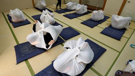 Séance d'otonomaki à Asaka, en février 2017. (TORU HANAI / REUTERS)